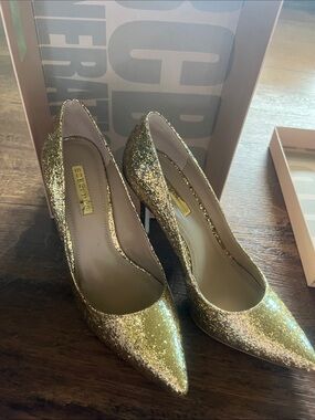 BCBG NEW  EXQUISITE SEXY GOLD PUMPS !!